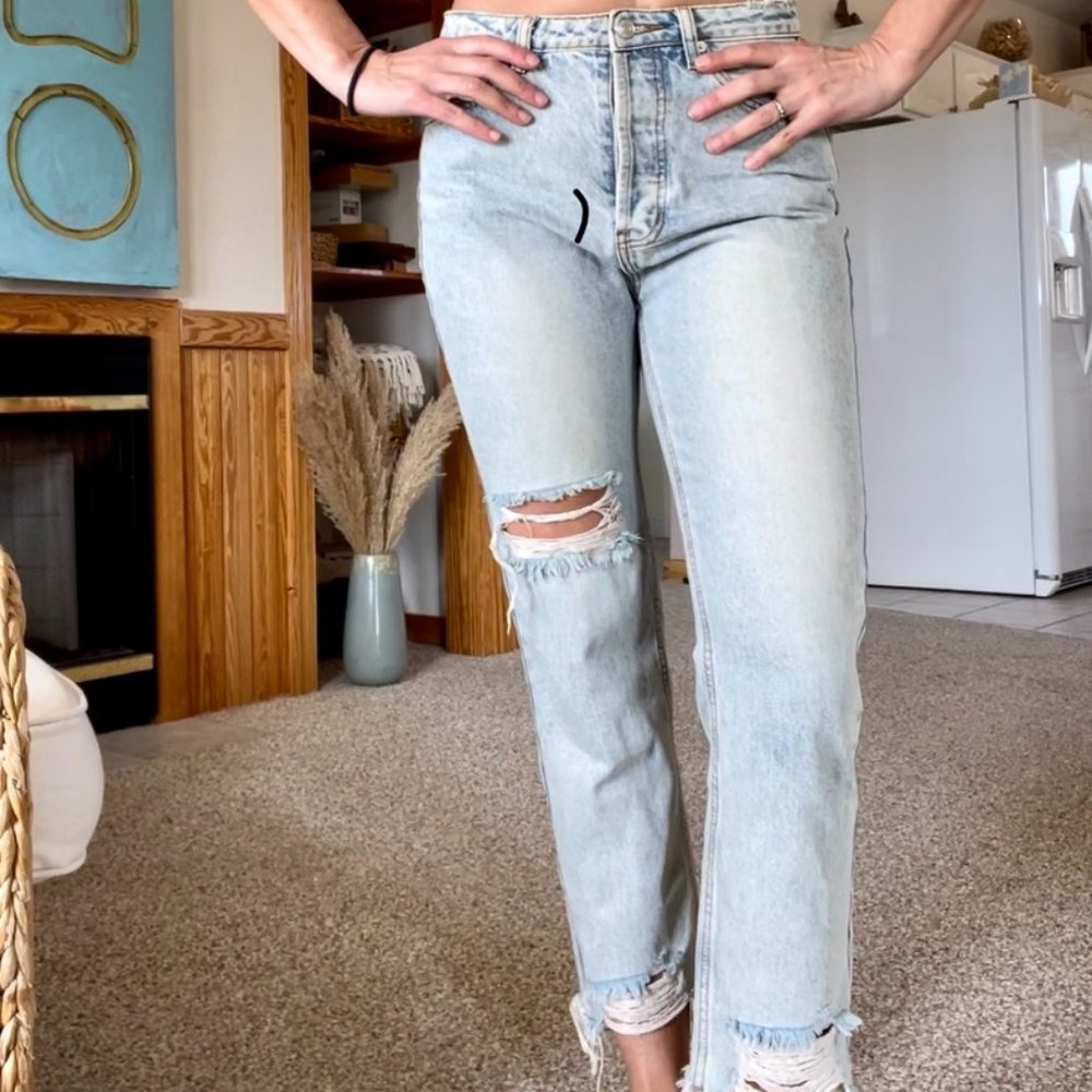 Signature 8 Frayed Boyfriend Jean Medium with Button Fly Closure